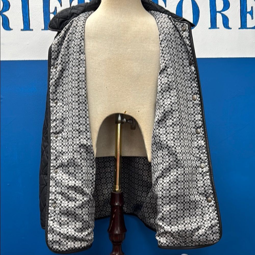 Chic Black Quilted Jacket - Picture 4 of 6